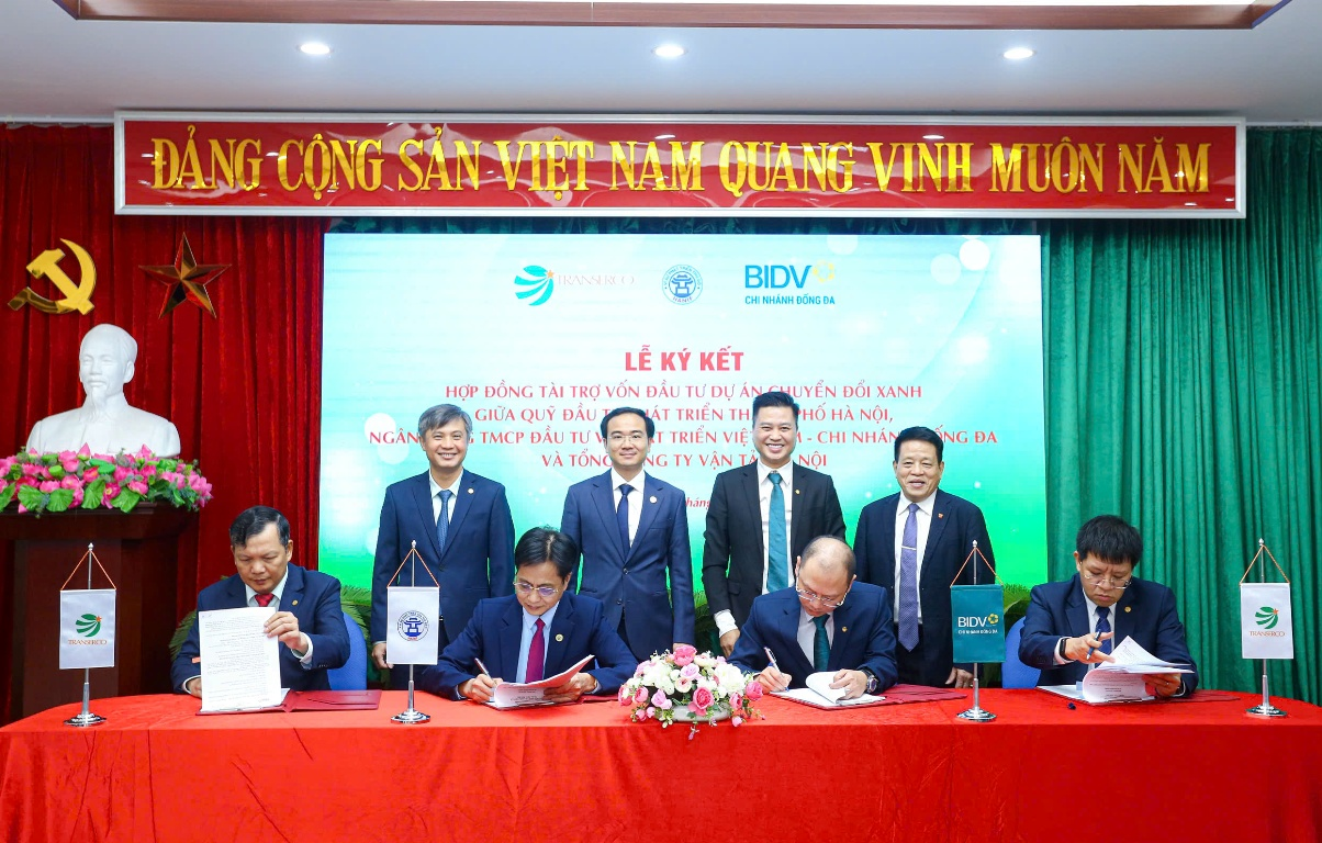 Ký kết hợp đồng tín dụng phục vụ chuyển đổi xe buýt xanh